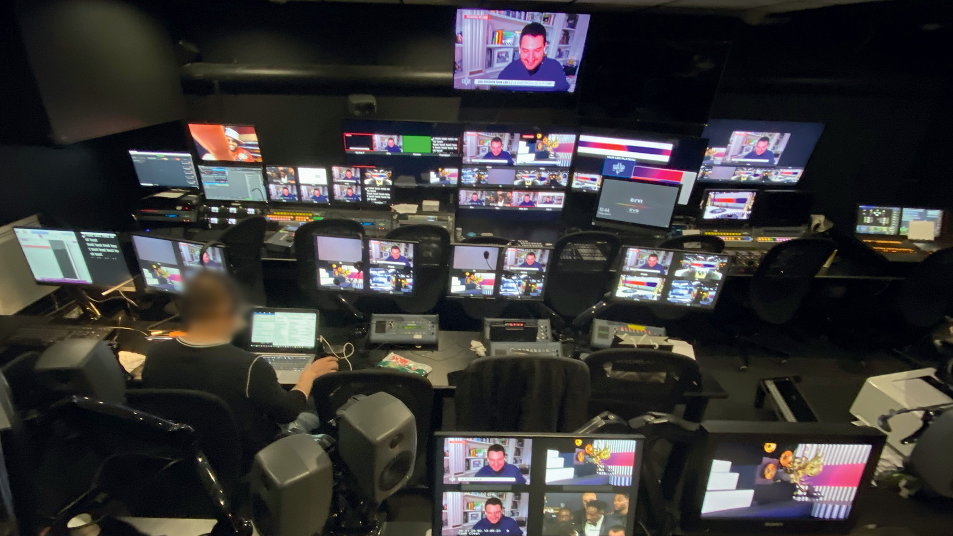 Lire la suite à propos de l’article Le nouveau car-régie innovant de la Boîte à Outils Broadcast