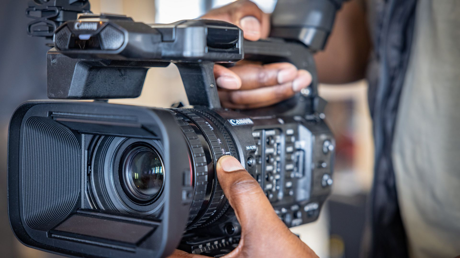 Lire la suite à propos de l’article Canon développe le niveau de performance de la caméra XF605