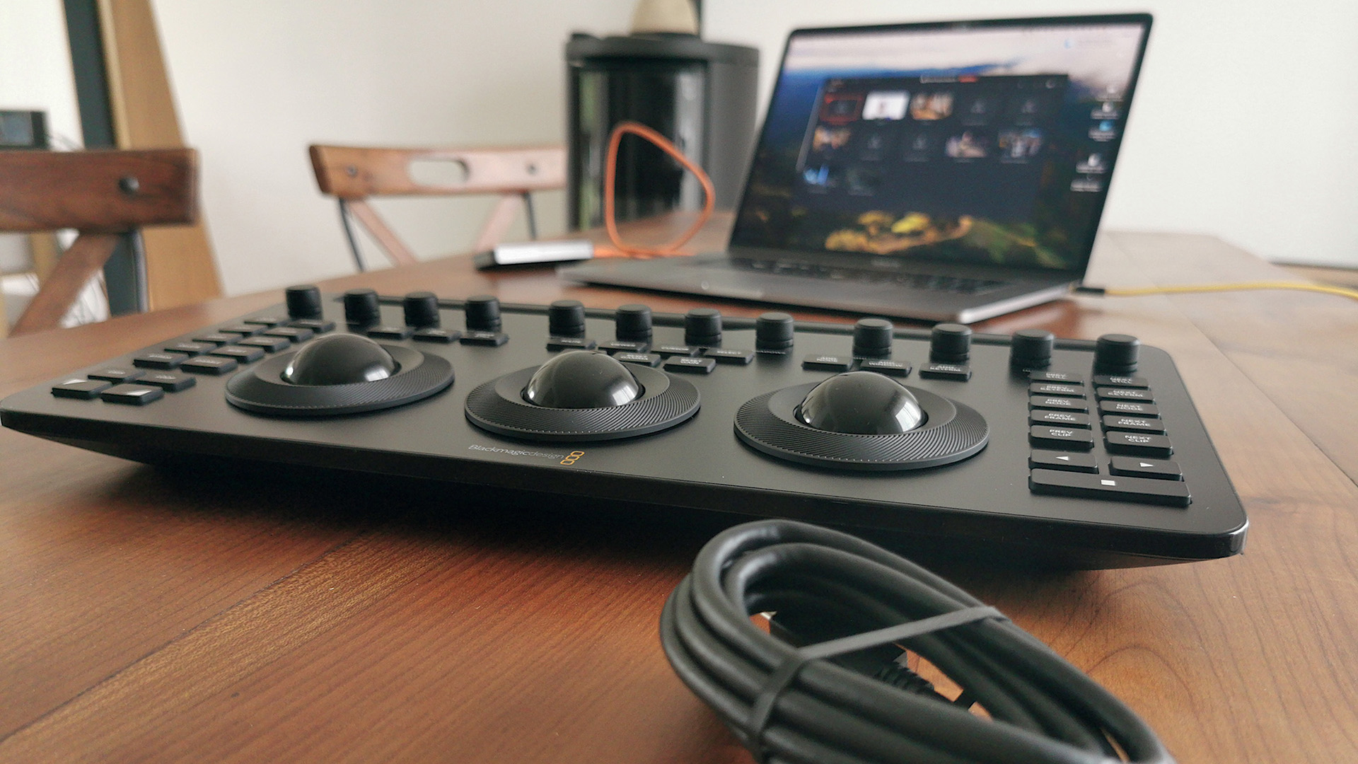 Lire la suite à propos de l’article Les multiples facettes du pupitre DaVinci Micro Color Panel