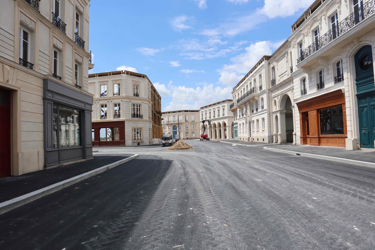 Lire la suite à propos de l’article Le Backlot 77 de TSF Studios : les rues de Paris en Seine-et-Marne