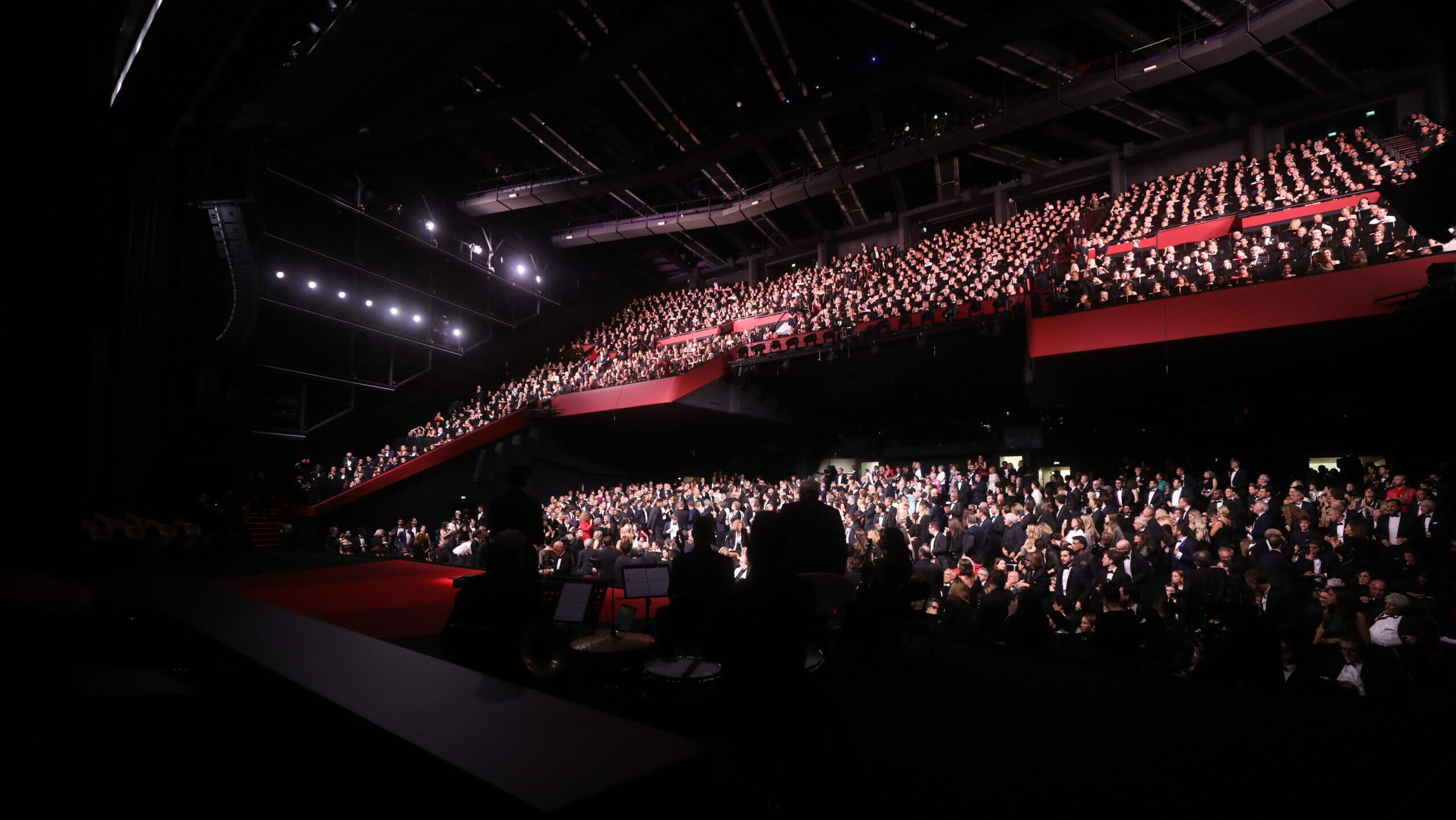 Lire la suite à propos de l’article Le Grand Auditorium Lumière de Cannes sublimé par le Dolby Atmos