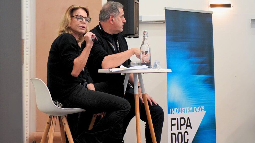 Sur la scène du FIPADOC 2026, Christopher Baldelli, président de T18, et Caroline Cochaux, directrice des programmes et des contenu