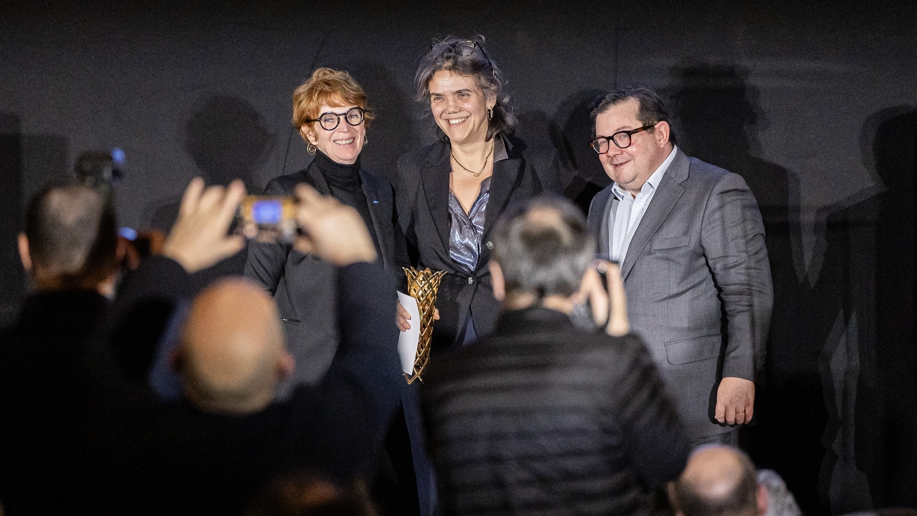 Ariane Toscan du Plantier (Vice-Présidente de l’Académie) et Henri de Roquemaurel (BNP Paribas) ont remis le Prix Daniel Toscan du Plantier à Barbara Letellier , productrice de Haut et Court